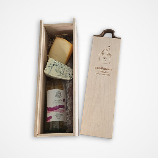 Houten cadeaubox met gepersonaliseerde beuken borrelplank en leren handgreep