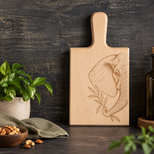 Beukenhouten borrelplank met olifant gravure in sfeervolle setting