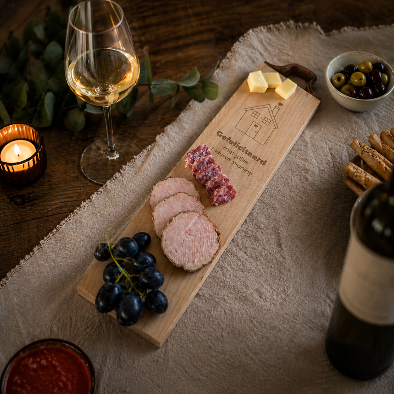 Beukenhouten borrelplank van de FineGift Box met borrelhapjes