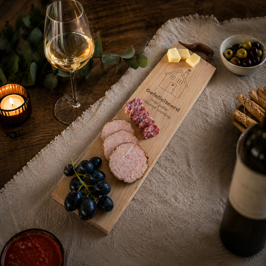 Beukenhouten borrelplank van de FineGift Box met borrelhapjes